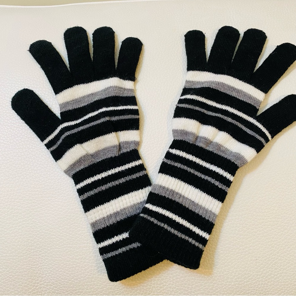 Gloves in black & white stripes GUC